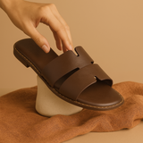 SANDALIA DE PISO CAFÉ PARA MUJER DE PIEL SINTETICA LOB FOOTWEAR 59705010
